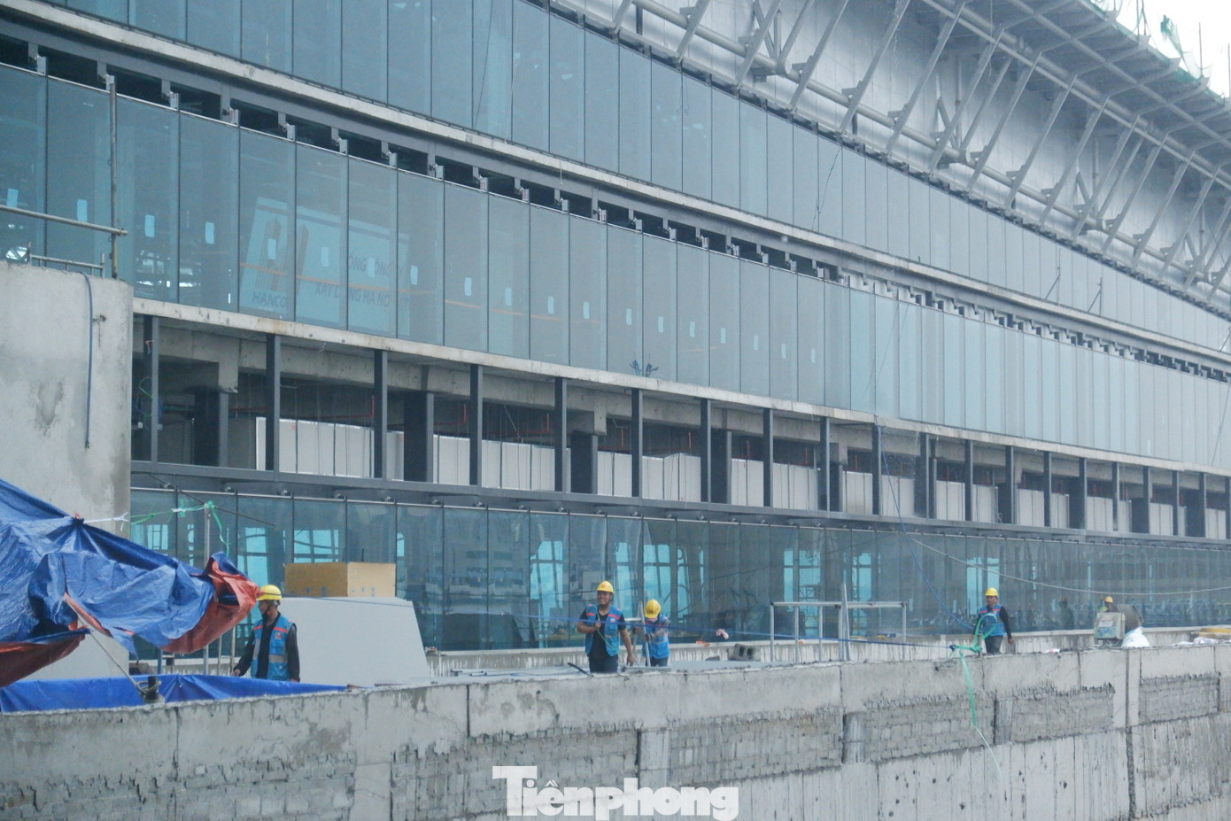 Hiện nay trên phạm vi công trường có khoảng 2.500 công nhân, kỹ sư đang thi công ngày đêm.