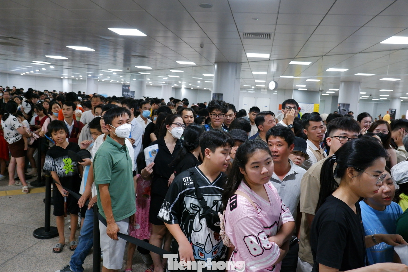 Người dân xếp hàng chờ đến lượt đi tàu metro TPHCM tại ga Bến Thành (quận 1). Ảnh: Hữu Huy