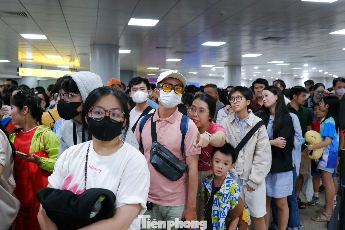 Lượng hành khách đông đúc, tập trung cùng một lúc, xếp hàng dài ở ga trung tâm Bến Thành để chờ đến lượt đi tàu.