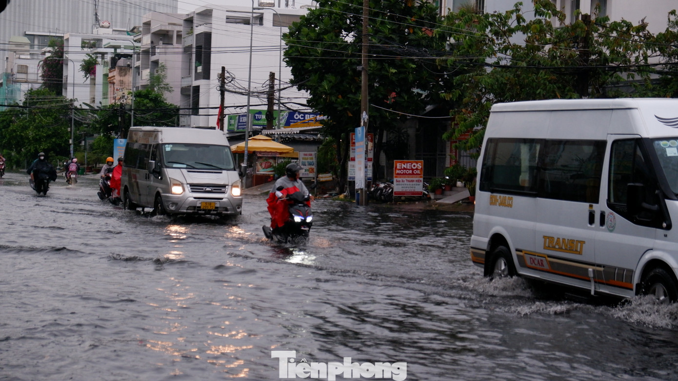 Theo ghi nhận của PV, đường Lê Cơ, SINCO, một đoạn quốc lộ 1 (quận Bình Tân) xảy ra tình trạng ngập úng cục bộ do mưa lớn.