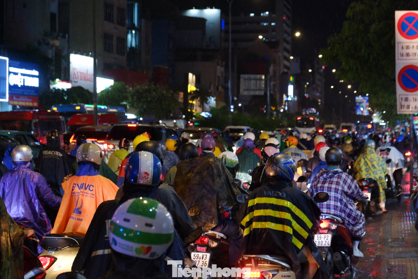 Dòng người và phương tiện nhích từng chút trên đường.