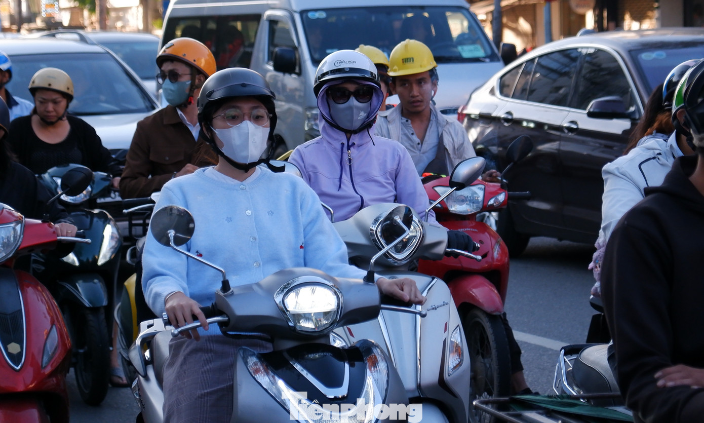 Từ nay đến cuối năm, thời tiết TPHCM sẽ còn chịu ảnh hưởng bởi không khí lạnh. Ảnh: Hữu Huy