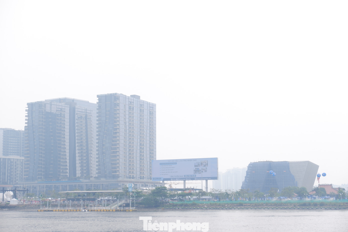 Nhiều tòa nhà ở TPHCM chìm sau màn sương mù. Ảnh: Hữu Huy