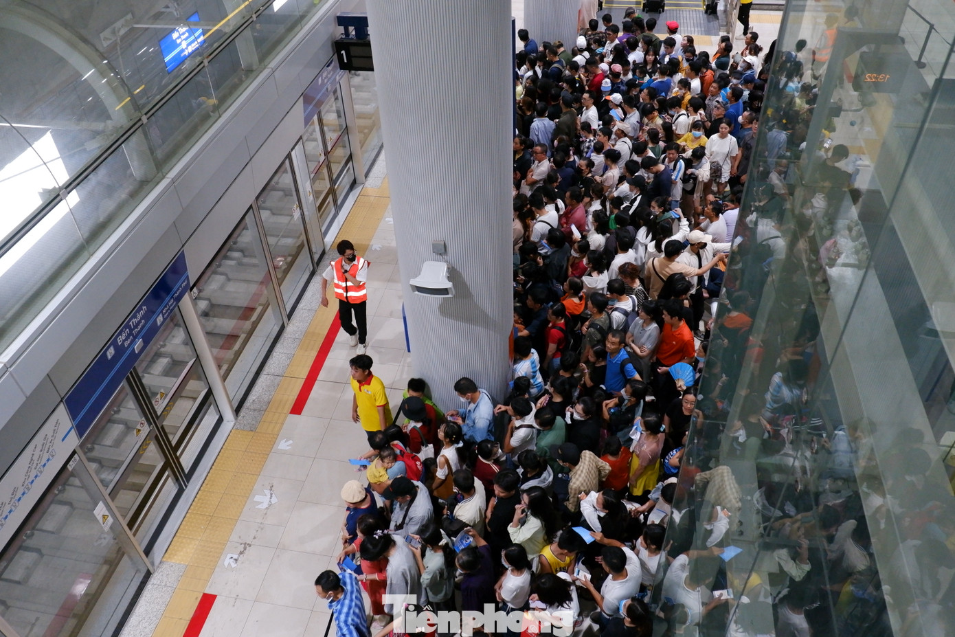 Đông đúc người dân chờ tàu đến.