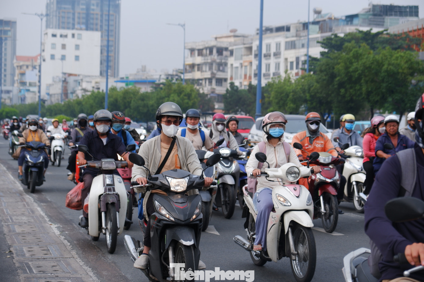 Người dân phải đeo khẩu trang khi ra đường để đề phòng ô nhiễm. Ảnh: Hữu Huy