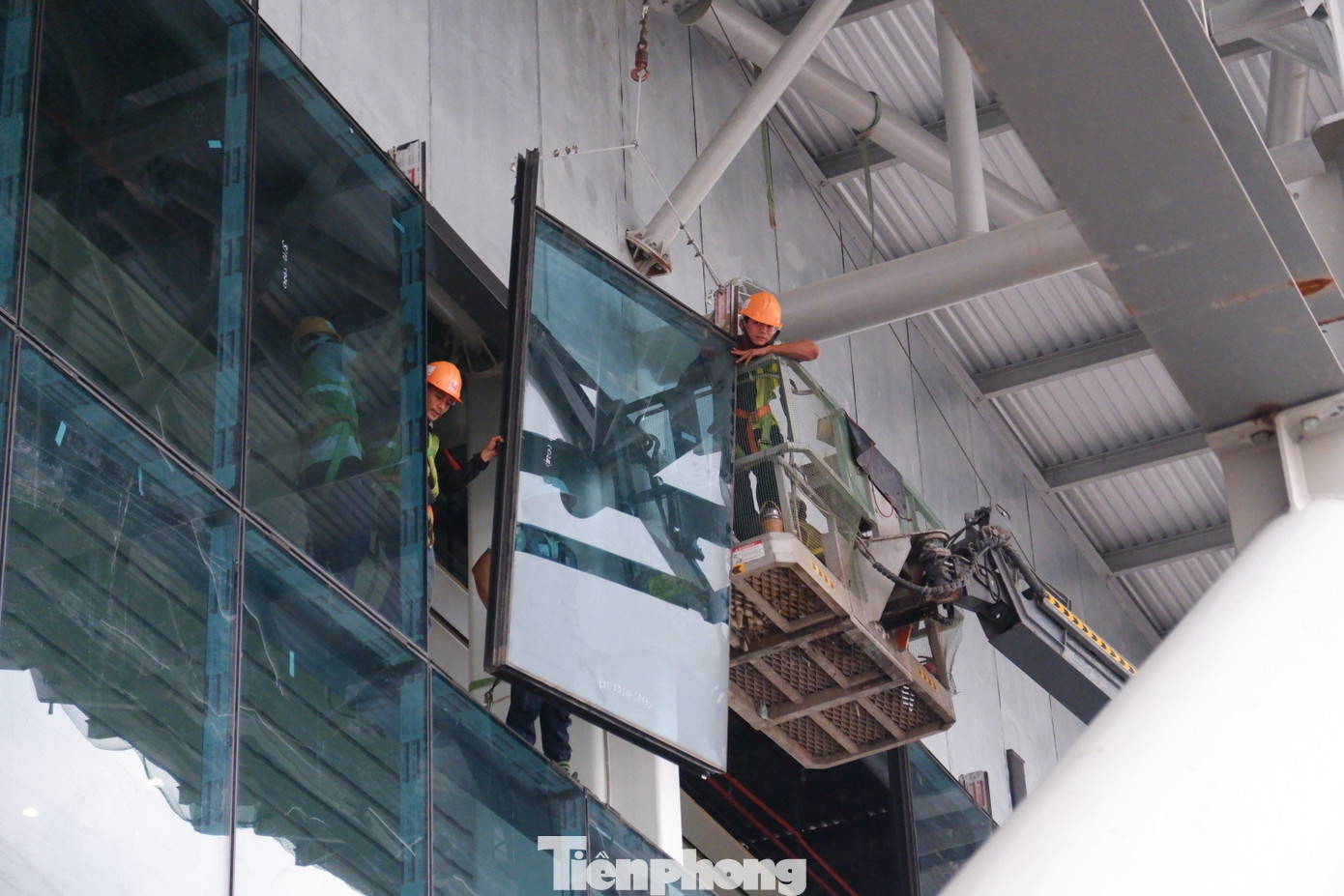 ACV cho biết, đến thời điểm hiện nay, tổng khối lượng đã thực hiện đạt khoảng 83% và đang kiểm soát được tiến độ theo kế hoạch. Đơn vị phấn đấu hoàn thành toàn bộ công trình để đưa nhà ga vào khai thác đúng dịp 30/4/2025 (vượt tiến độ 2 tháng).