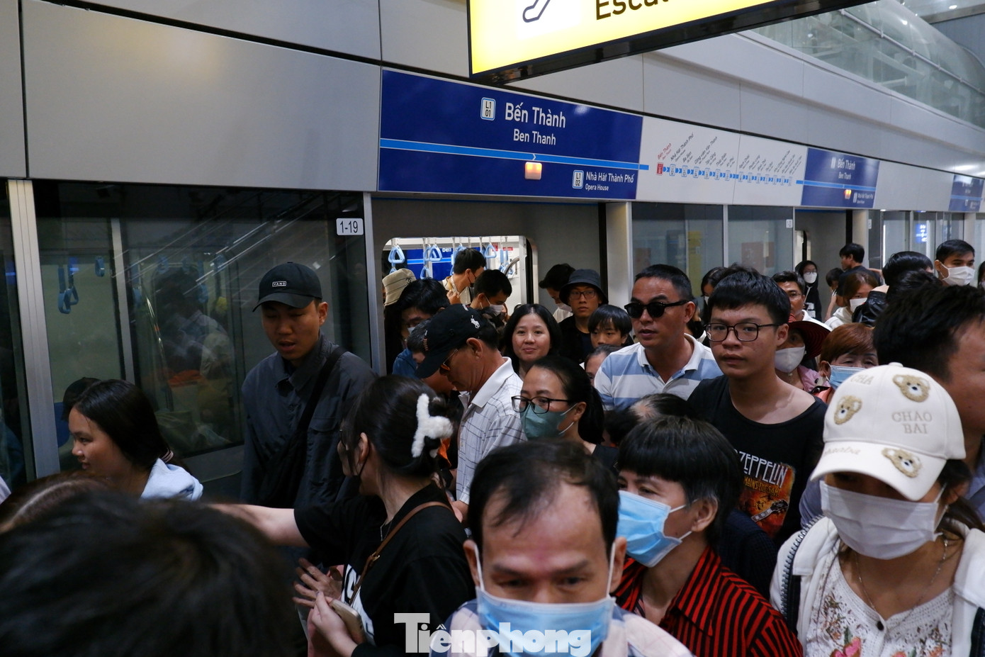 Khung cảnh tấp nập khi tàu vừa đến ga Bến Thành.