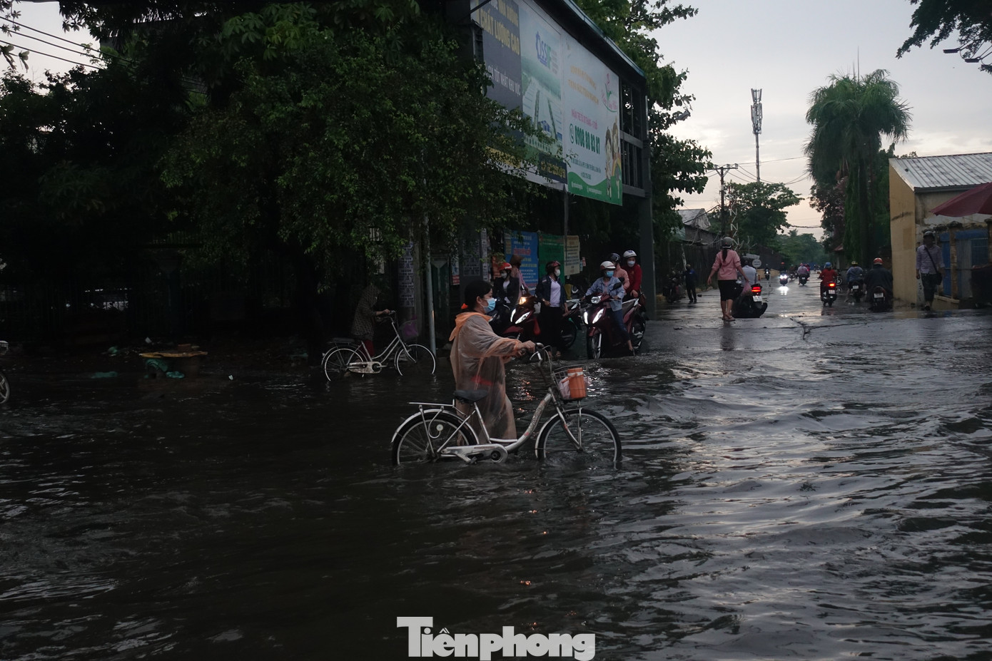 Người dân gặp nhiều khó khăn trong việc di chuyển do nước ngập sâu.
