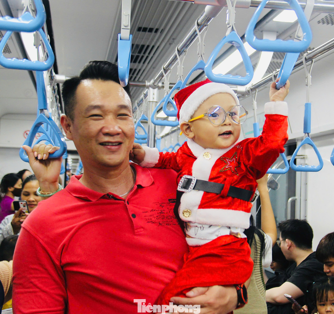 Người dân TPHCM đi chơi Noel bằng tàu metro số 1. Ảnh: CTV