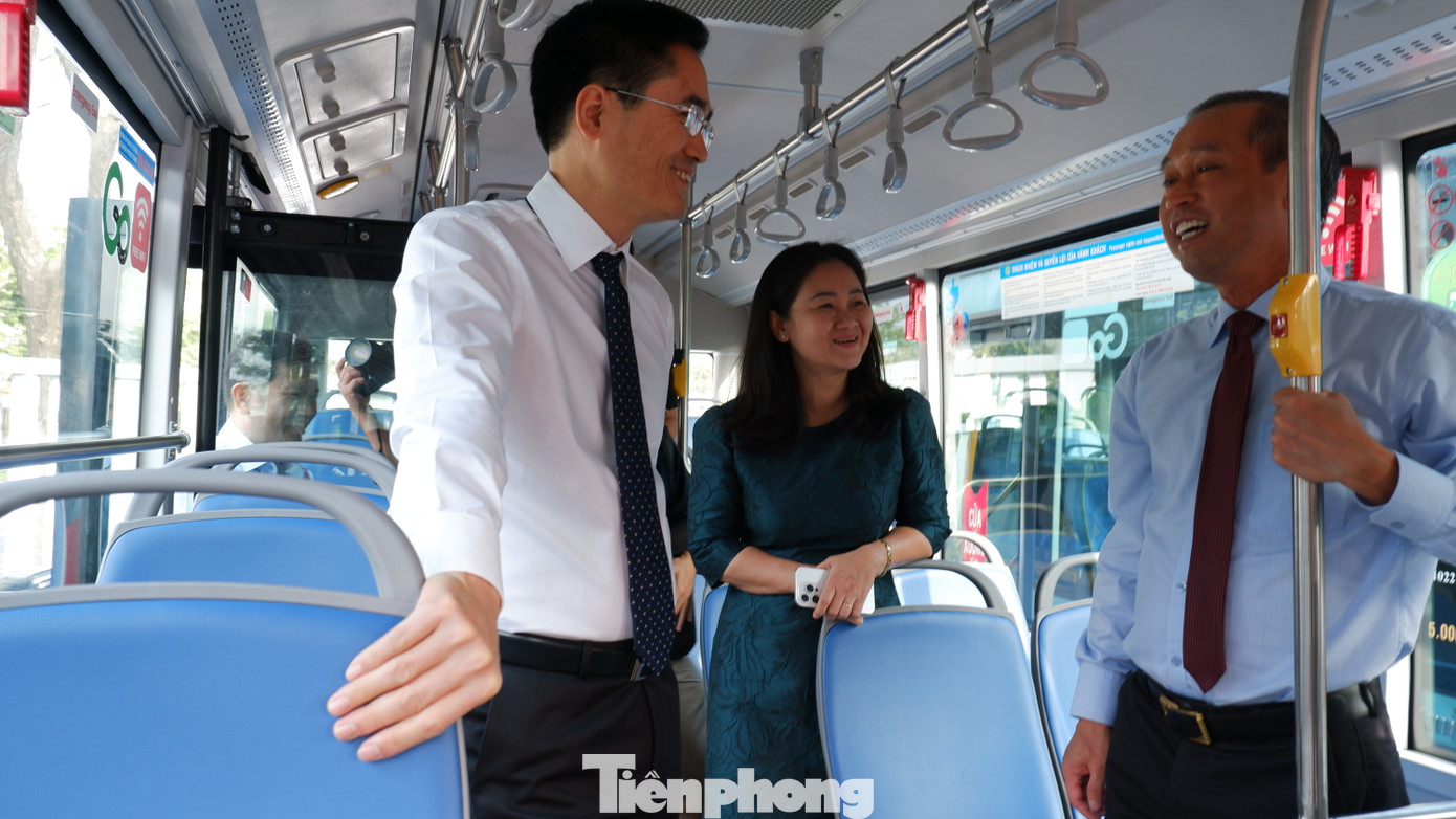 Lãnh đạo HĐND TPHCM, Sở GTVT TPHCM trải nghiệm nội thất xe buýt điện.