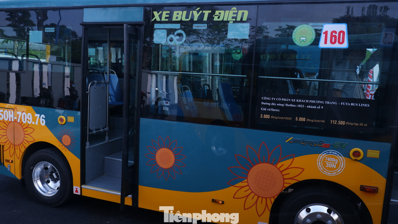 Trung bình mỗi chuyến giãn cách từ 8 – 20 phút/chuyến.