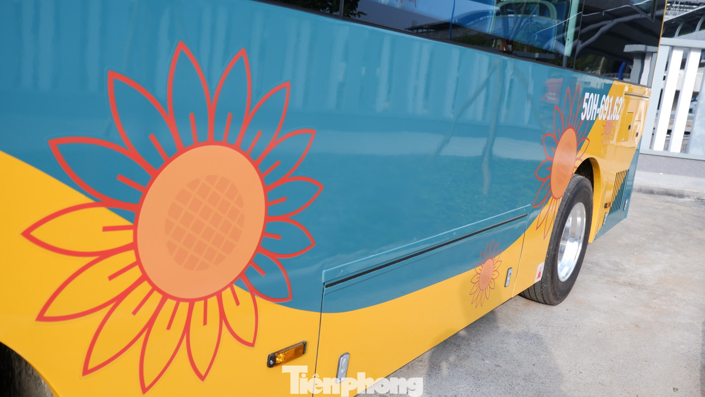 Bên cạnh đó, họa tiết hoa hướng dương, biểu tượng đặc trưng của TP. Thủ Đức được trang trí ở hai bên hông xe và có chữ “XE BUÝT ĐIỆN" để dễ nhận diện.