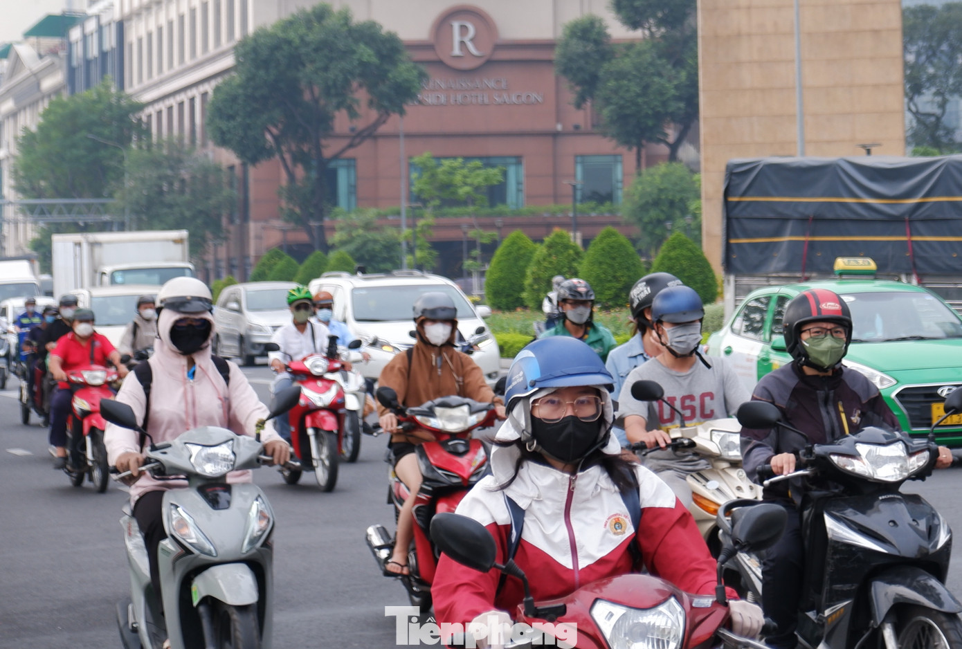 Người dân mặc thêm áo để giữ ấm khi ra đường.