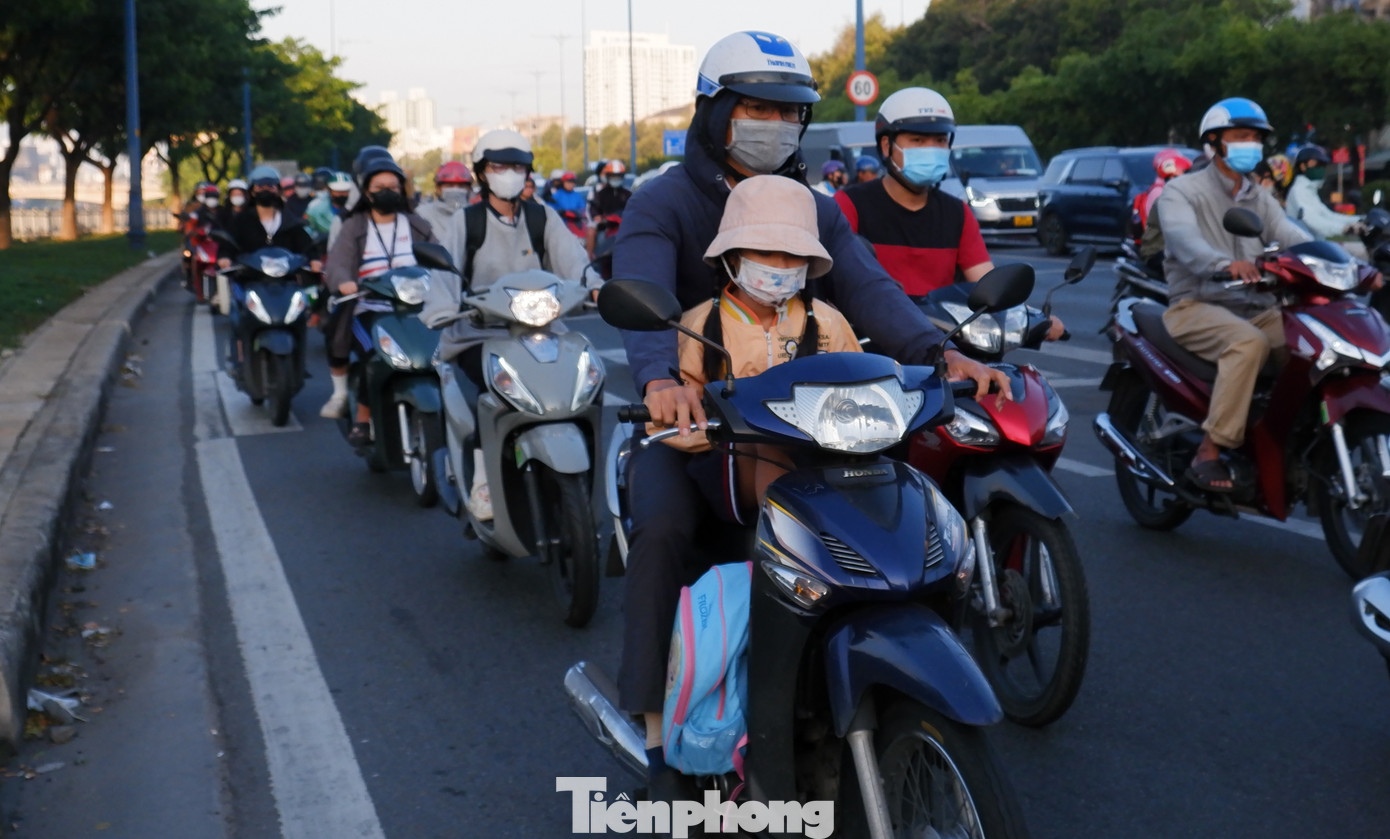 Khoảng 7 giờ sáng 23/12, nhiệt độ thấp nhất tại TPHCM vào khoảng 21 - 22 độ C. Ảnh: Hữu Huy