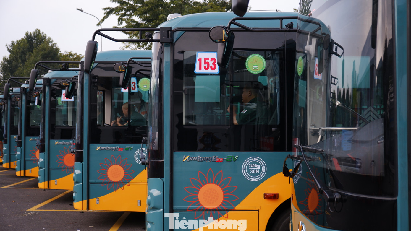 17 tuyến buýt điện có nhận diện riêng, đặc trưng để người dân dễ nhận biết, cụ thể: thiết kế xe buýt điện có màu chủ đạo là xanh và vàng, màu sắc bên ngoài xe cách điệu thành các đường gợn sóng, số hiệu tuyến và tên tuyến hiển thị bằng đèn LED phía trước và sau xe.