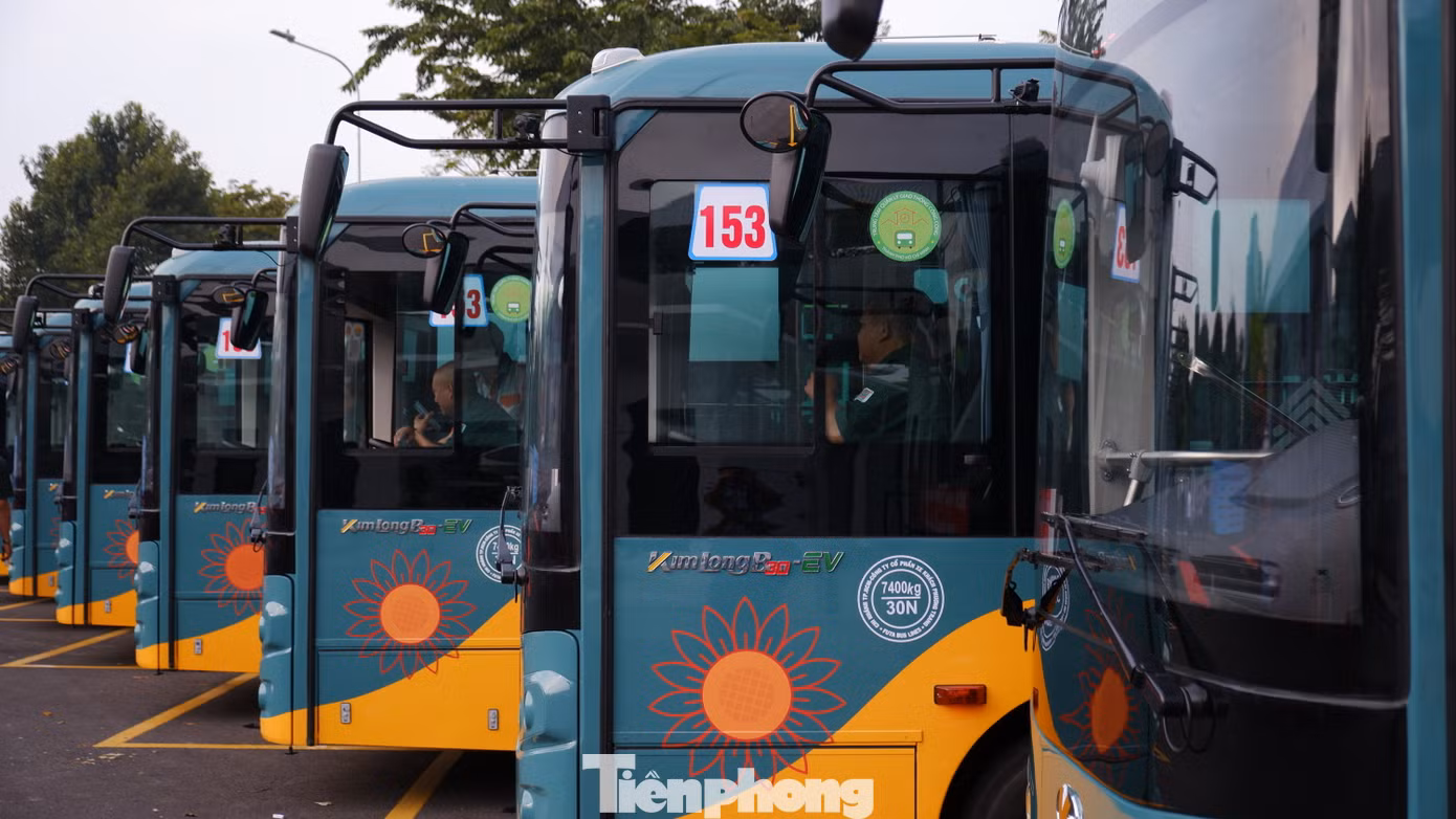 17 tuyến buýt điện có nhận diện riêng, đặc trưng để người dân dễ nhận biết, cụ thể: thiết kế xe buýt điện có màu chủ đạo là xanh và vàng, màu sắc bên ngoài xe cách điệu thành các đường gợn sóng, số hiệu tuyến và tên tuyến hiển thị bằng đèn LED phía trước và sau xe.