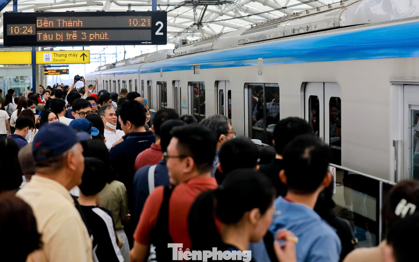 Trong ngày thứ 7 vận hành, tuyến metro TPHCM đón hơn 175.000 hành khách, vượt kế hoạch vận chuyển 450%. Ảnh: Duy Anh