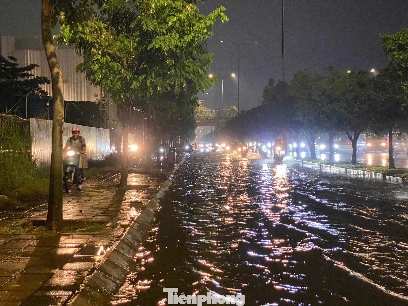 Đường Võ Văn Kiệt (quận Bình Tân) cũng bị ngập do mưa.