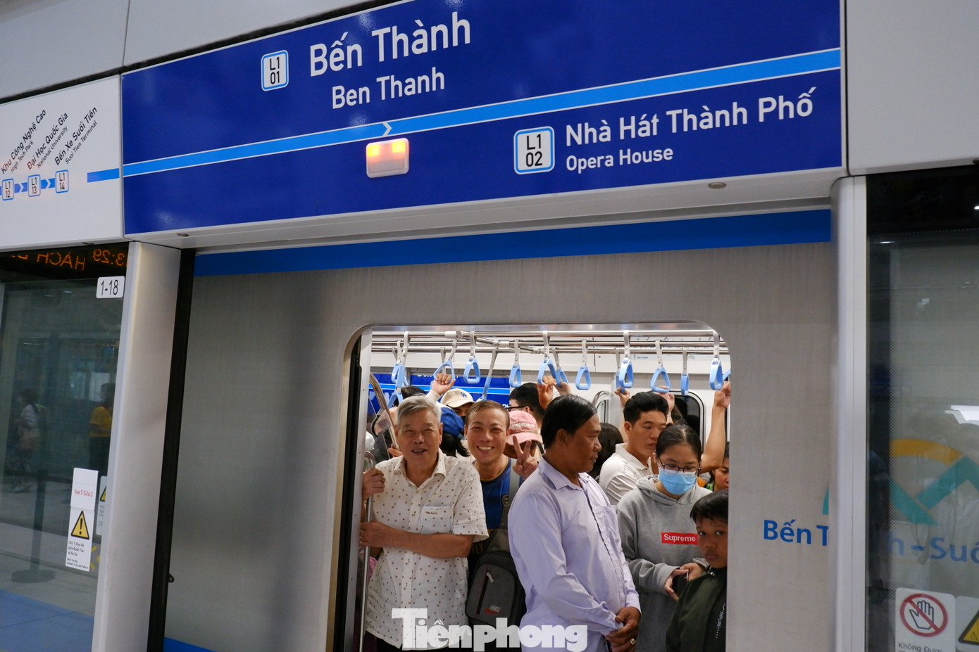 Hành khách đi tàu metro số 1 TPHCM. Ảnh: Hữu Huy Hành khách đi tàu metro số 1 TPHCM. Ảnh: Hữu Huy