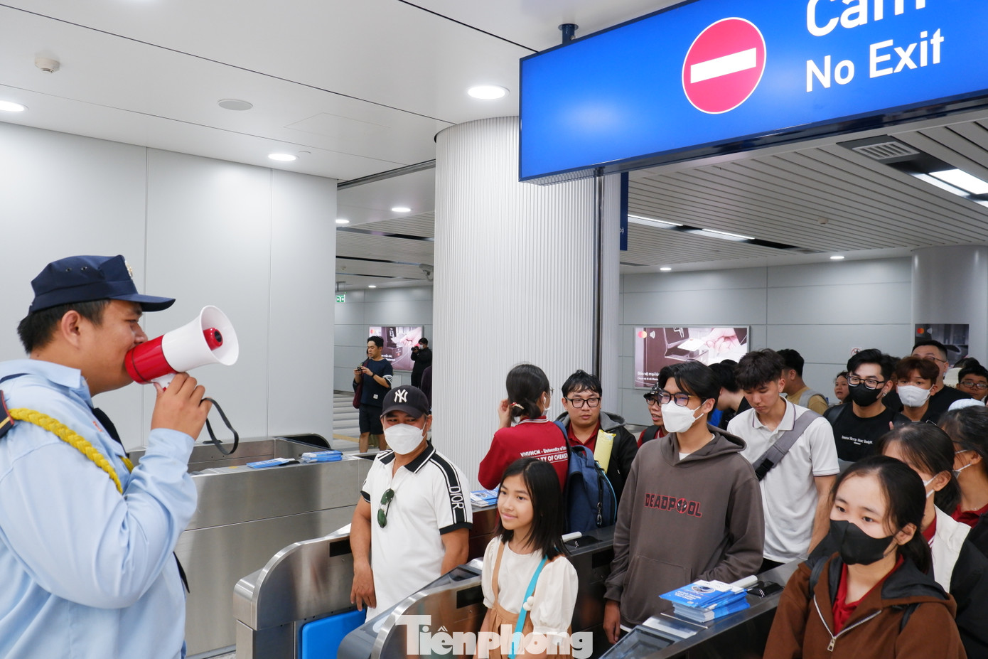 Nhà ga phải huy động tối đa nhân lực cùng các tình nguyện viên hỗ trợ người dân đi tàu an toàn, thuận lợi.