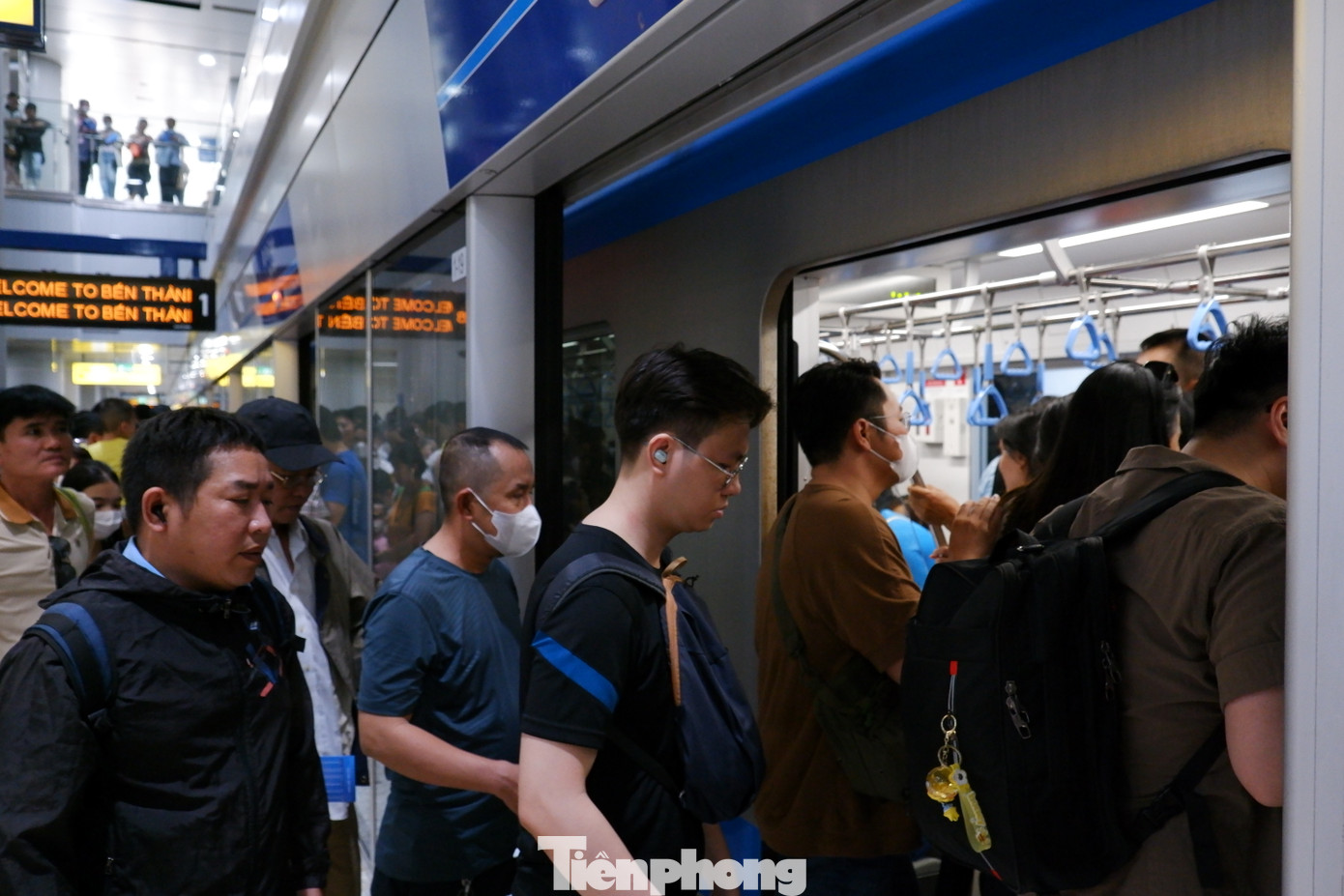 Người dân lần lượt lên tàu.