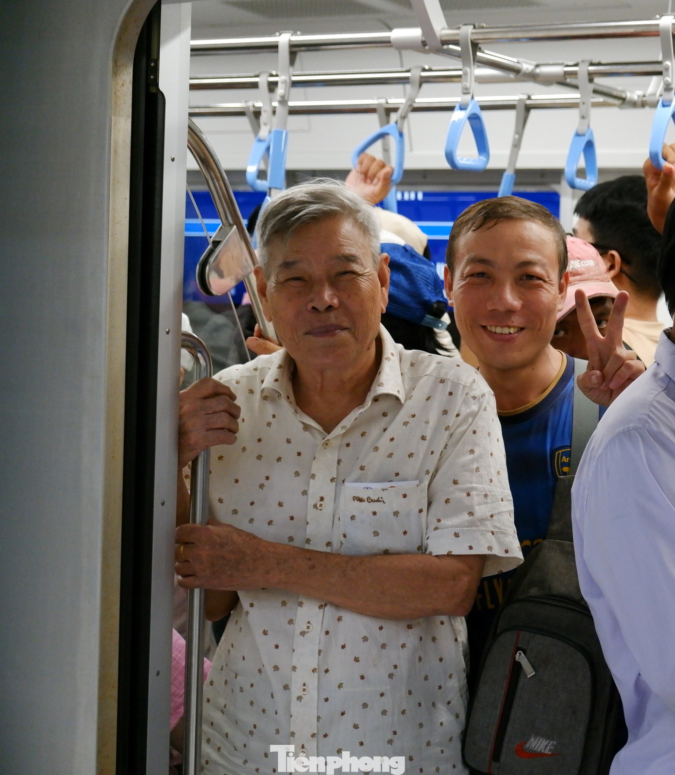 Nhiều người không giấu được sự phấn khởi khi lần đầu được trải nghiệm tuyến metro đầu tiên của TPHCM.