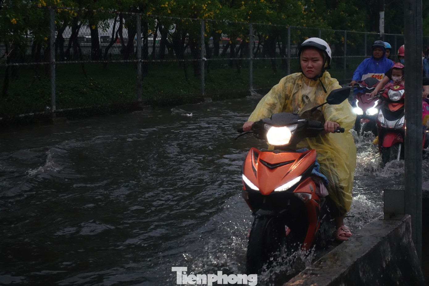 Người và phương tiện bì bõm lội nước.