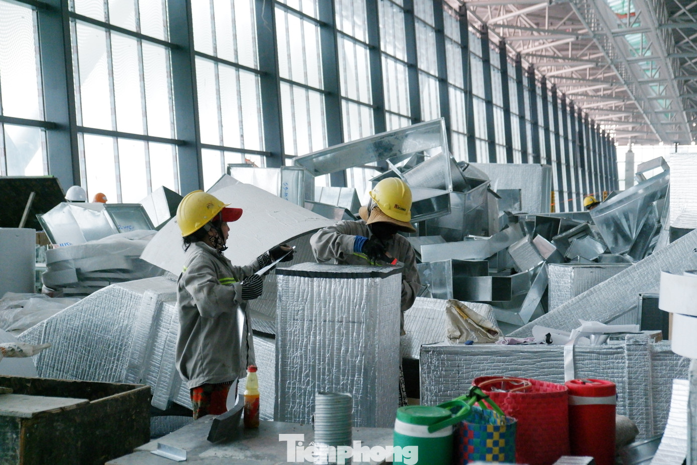 Ngoài ra, hệ thống thiết bị nhà ga (gồm thiết bị hệ thống điện, hệ thống điều hòa không khí và thông gió, hệ thống phòng cháy chữa cháy, hệ thống điện nhẹ, hệ thống thang máy, thang cuốn, hệ thống cầu ống lồng, băng tải hành lý) cũng đang trong quá trình hoàn thiện. Hệ thống máy soi chiếu sẽ về đến công trường vào tháng 12/2024 và hoàn thành lắp đặt vào tháng 2/2025.