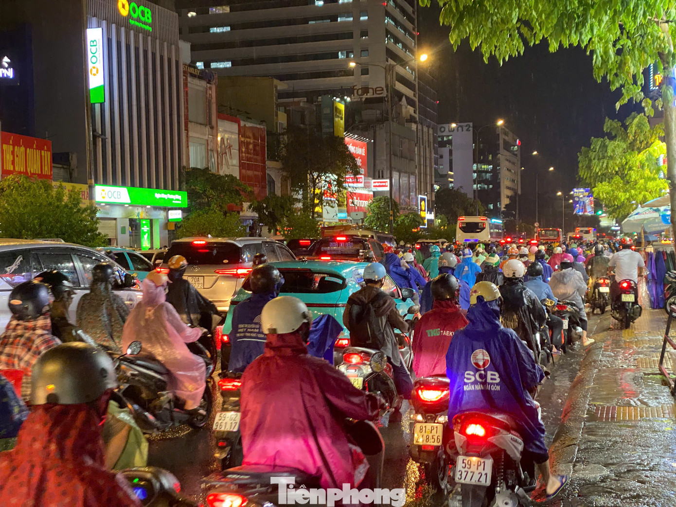 Đến hơn 19h giao thông trên đường Cộng Hòa vẫn còn đông đúc.