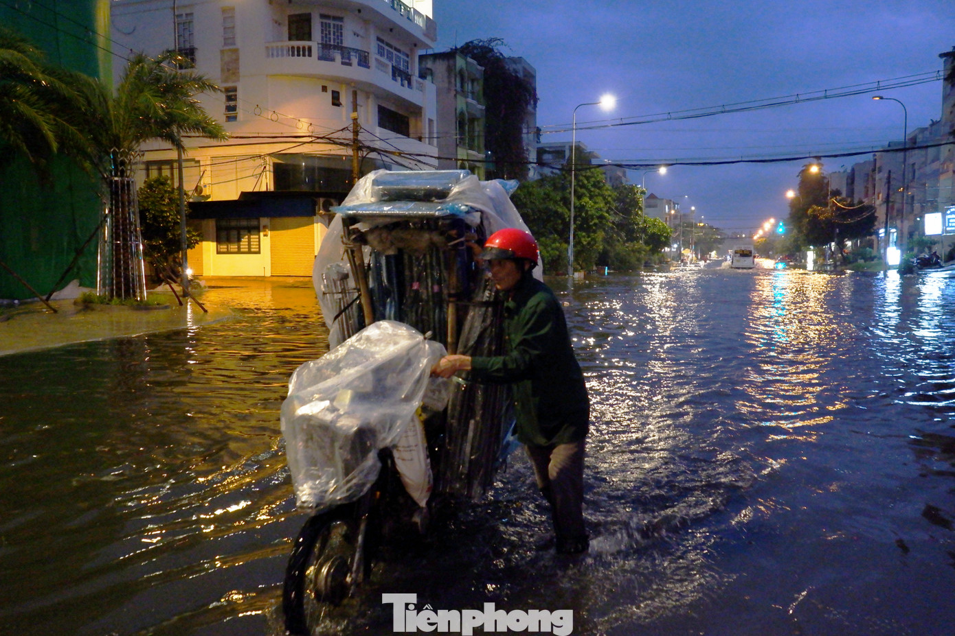 Đường Lê Cơ (quận Bình Tân) và các tuyến đường lân cận ngập mênh mông, nhiều xe bị &quot;chết máy&quot;.