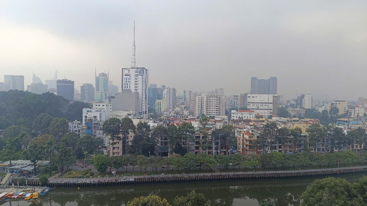 Đến gần 10 giờ, nhiều nơi ở TPHCM vẫn chìm trong sương mù.