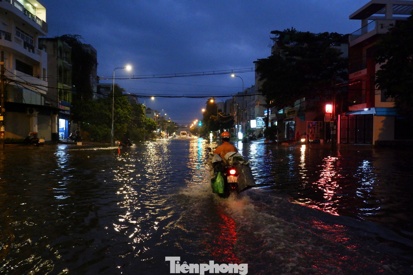 Đường Lê Cơ (quận Bình Tân) và các tuyến đường lân cận ngập mênh mông, nhiều xe bị &quot;chết máy&quot;.