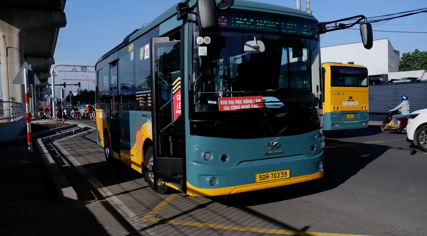 Xe buýt điện vận chuyển khách từ tuyến metro số 1 đến Đại học Nông Lâm. Ảnh: Hữu Huy Xe buýt điện vận chuyển khách từ tuyến metro số 1 đến Đại học Nông Lâm. Ảnh: Hữu Huy