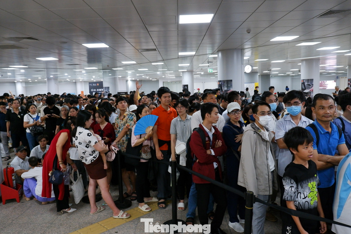 Dòng người chen chúc xếp hàng ở ga trung tâm Bến Thành vào chiều 29/12.