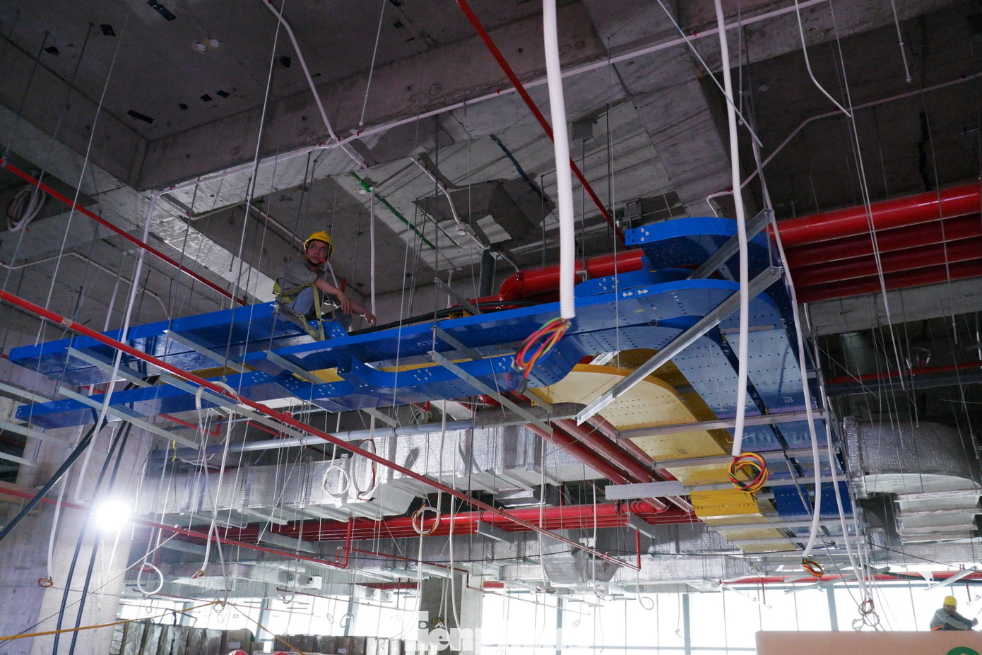 Ngoài ra, hệ thống thiết bị nhà ga (gồm thiết bị hệ thống điện, hệ thống điều hòa không khí và thông gió, hệ thống phòng cháy chữa cháy, hệ thống điện nhẹ, hệ thống thang máy, thang cuốn, hệ thống cầu ống lồng, băng tải hành lý) cũng đang trong quá trình hoàn thiện. Hệ thống máy soi chiếu sẽ về đến công trường vào tháng 12/2024 và hoàn thành lắp đặt vào tháng 2/2025.