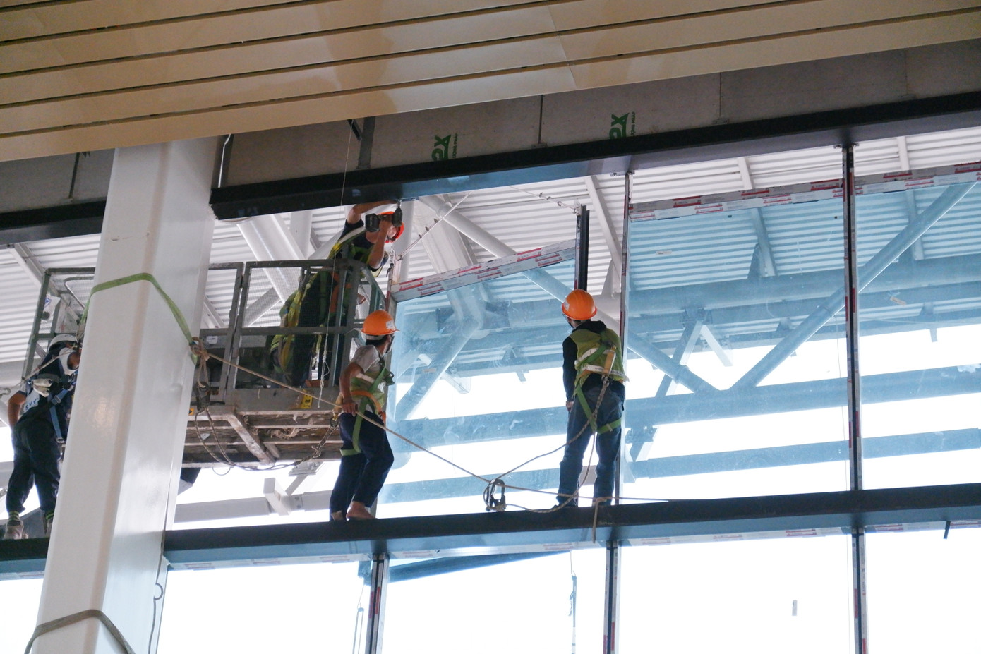 ACV cho biết, đến thời điểm hiện nay, tổng khối lượng đã thực hiện đạt khoảng 83% và đang kiểm soát được tiến độ theo kế hoạch. Đơn vị phấn đấu hoàn thành toàn bộ công trình để đưa nhà ga vào khai thác đúng dịp 30/4/2025 (vượt tiến độ 2 tháng).