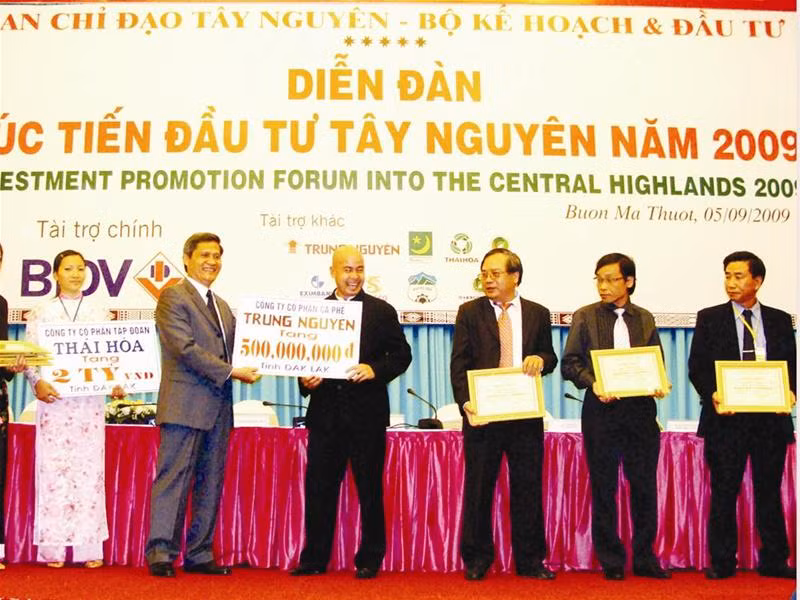 Trao quà an sinh xã hội. Ảnh: Hoàng Thiên Nga