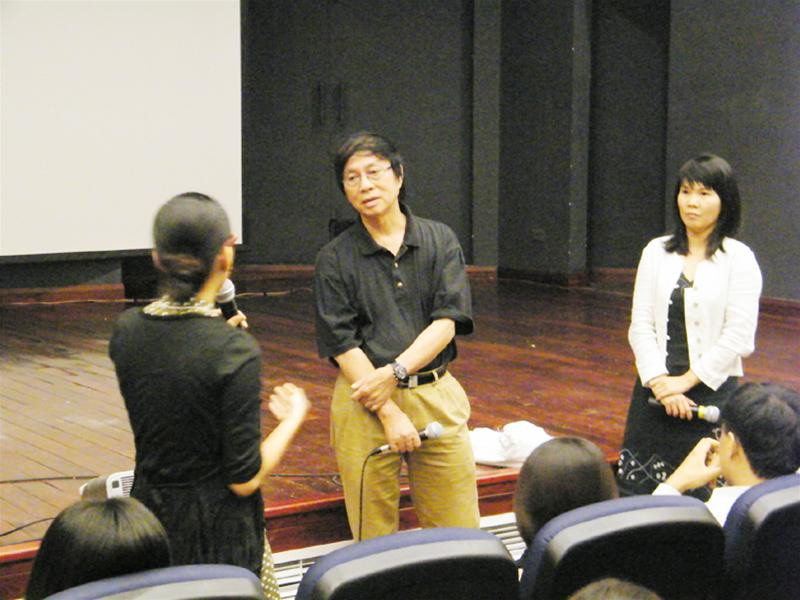 Đạo diễn Đặng Nhật Minh giao lưu với khán giả - Ảnh NMH