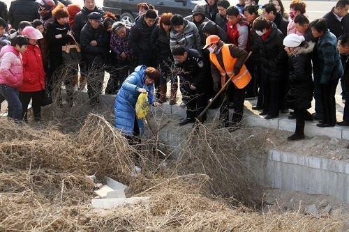 Người dân tập trung ở ven sông nơi phát hiện ra 16 bào thai. Ảnh: Chinawhisper.