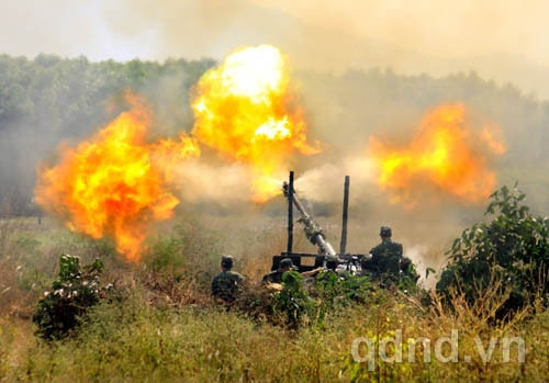 Tiếng nổ rền vang sau những loạt bắn 