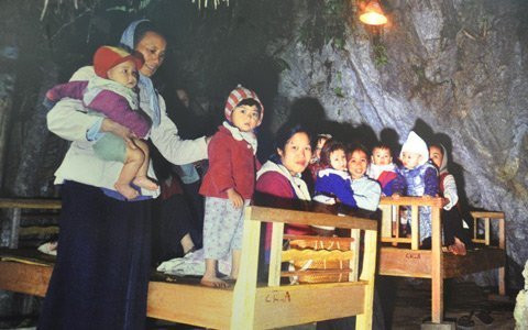 Nhiều nhà trẻ được sơ tán vào các hang đá để tránh bom đạn