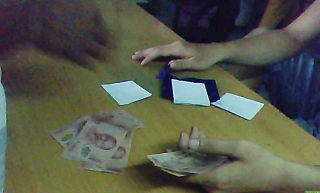 Các con bạc đặt tiền cá độ tại “văn phòng” cá độ của Quẹo . Các con bạc đặt tiền cá độ tại “văn phòng” cá độ của Quẹo