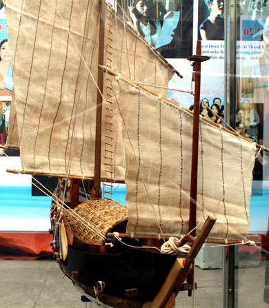 Mô hình thuyền buồm của dân binh Hải đội Hoàng Sa đi trấn giữ Hoàng Sa thế kỷ 17. Mô hình thuyền buồm của dân binh Hải đội Hoàng Sa đi trấn giữ Hoàng Sa thế kỷ 17