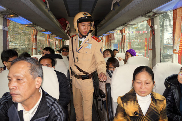 Lực lượng CSGT kiêm tra xe khách tại ngã ba Kim Đồng