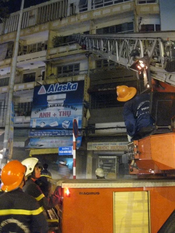 Triển khai xe thang giải cứu những người bị mắc kẹt tại các căn hộ phía trên