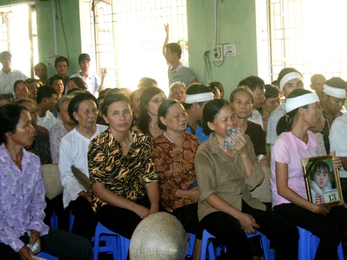  Người nhà nạn nhân mang di ảnh đến toà