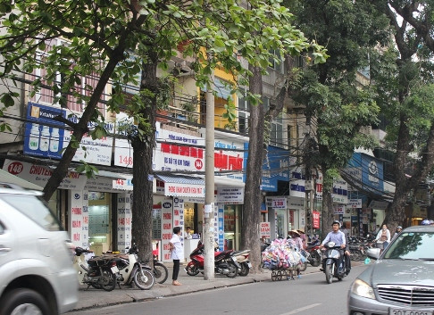 Nằm đối diện Bệnh viện Mắt trung ương là một dãy các phòng khám mắt tư nhân