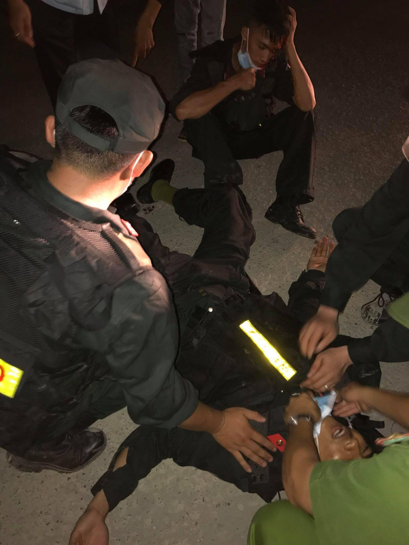 Công an bị thương do một số đối tượng quá khích hành hung.