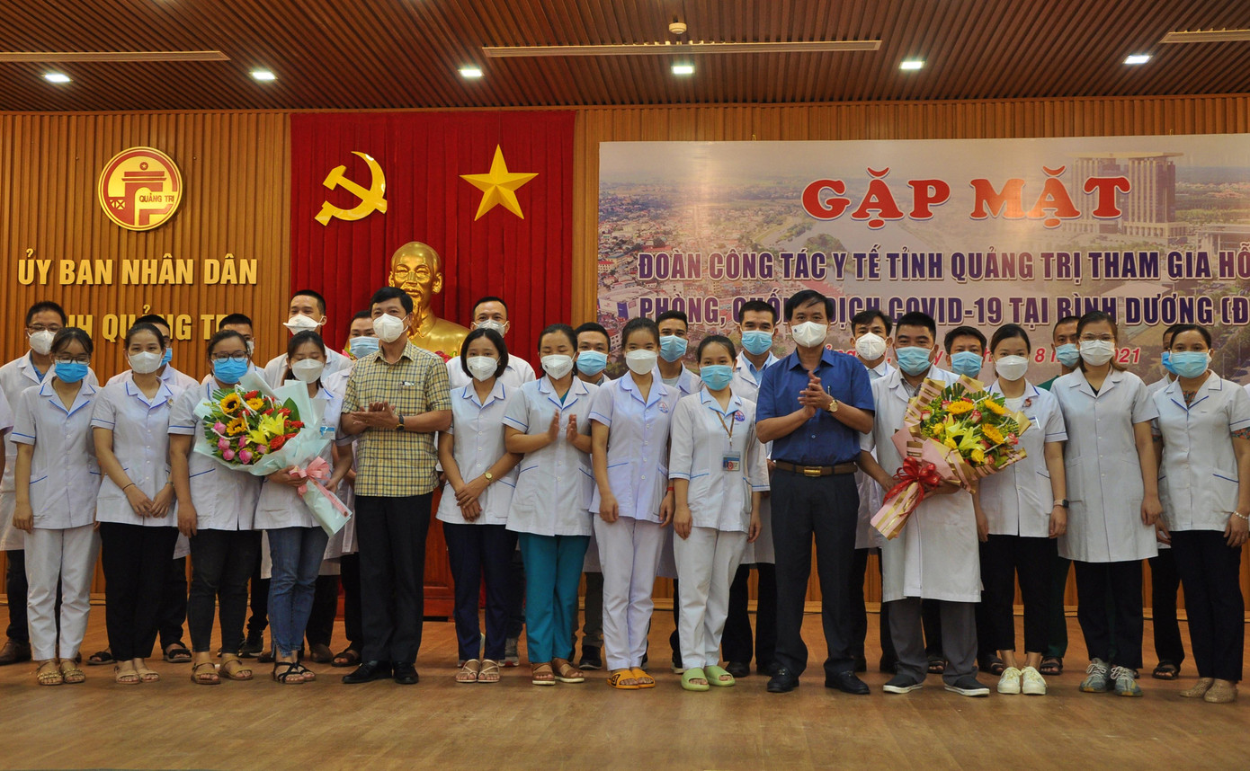 Lãnh đạo tỉnh Quảng Trị tặng hoa cho đoàn bác sĩ, nhân viên y tế tình nguyện vào Bình Dương chống dịch. Ảnh: Quang Hiệp.