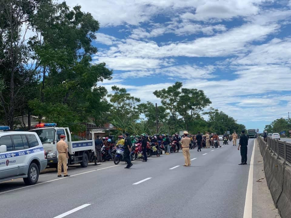 Đoàn người trốn dịch chạy xe máy từ các tỉnh, thành phố phía Nam về quê trên Quốc lộ 1 (ảnh chụp tại Chốt kiểm soát dịch COVD-19 đóng trên Quốc lộ 1, đoạn qua xã Hải Chánh, huyện Hải Lăng (Quảng Trị). Đoàn người trốn dịch chạy xe máy từ các tỉnh, thành phố phía Nam về quê trên Quốc lộ 1 (ảnh chụp tại Chốt kiểm soát dịch COVD-19 đóng trên Quốc lộ 1, đoạn qua xã Hải Chánh, huyện Hải Lăng (Quảng Trị).